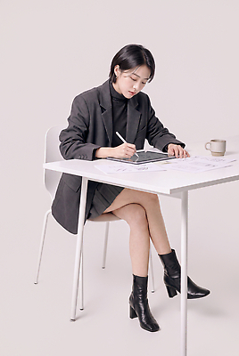 JPG 편집이미지 여자 앉기 사무실 펜 재킷 메모지 작업 직장인 커피잔 책상 오피스룩 의료성형뷰티 스타일 편집실사 AI인물포토 AI콘텐츠 직업 옷 커피 가구 비즈니스 모션 잔 사람 필기구 사무용품 외투 CG 파일형식 AI포토 식기 음료 생활용품 상의 문구용품 오브젝트