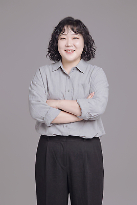 JPG 편집이미지 손 여자 포즈 실내 표정 서기 미소 팔짱 직장인 자신감 파마 의료성형뷰티 편집실사 AI인물포토 AI콘텐츠 직업 헤어스타일 감정 모션 사람 내부 신체부위 CG 파일형식 AI포토
