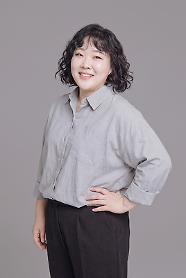 JPG 편집이미지 손 여자 포즈 셔츠 실내 표정 미소 머리 직장인 분위기 허리 의료성형뷰티 스타일 편집실사 AI인물포토 AI콘텐츠 직업 컨셉 상의 사람 내부 신체부위 CG 파일형식 AI포토 옷