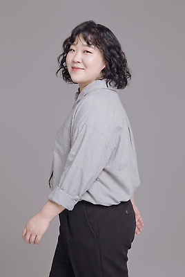 JPG 편집이미지 여자 포즈 셔츠 바지 표정 미소 웃음 뒷모습 회색 직장인 검은머리 의료성형뷰티 스타일 편집실사 AI인물포토 AI콘텐츠 직업 헤어스타일 뷰포인트 컬러 상의 하의 사람 CG 파일형식 AI포토 옷