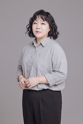 JPG 편집이미지 손 옷 여자 포즈 셔츠 바지 실내 표정 서기 회색 직장인 의료성형뷰티 스타일 편집실사 AI인물포토 AI콘텐츠 직업 컬러 상의 모션 하의 사람 내부 신체부위 CG 파일형식 AI포토