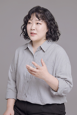 JPG 편집이미지 손 여자 감정 포즈 이야기 대화 설명 회색 직장인 전달 소통 의료성형뷰티 편집실사 AI인물포토 AI콘텐츠 직업 컬러 컨셉 모션 말하기 사람 신체부위 CG 파일형식 AI포토