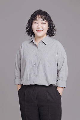 JPG 편집이미지 손 옷 여자 직장 실내 표정 서기 미소 직장인 분위기 편안함 주머니 의료성형뷰티 편집실사 AI인물포토 AI콘텐츠 직업 컨셉 회사 모션 사람 내부 신체부위 감각 CG 파일형식 AI포토 비즈니스