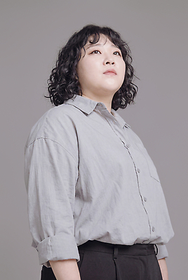 JPG 모델 편집이미지 옷 여자 패션 포즈 셔츠 바지 실내 앞모습 직장인 의료성형뷰티 스타일 편집실사 AI인물포토 AI콘텐츠 직업 뷰포인트 상의 하의 사람 내부 CG 파일형식 AI포토