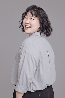 JPG 편집이미지 여자 포즈 셔츠 웃음 회색 직장인 즐거움 의료성형뷰티 편집실사 AI인물포토 AI콘텐츠 직업 감정 컬러 상의 표정 사람 CG 파일형식 AI포토 옷