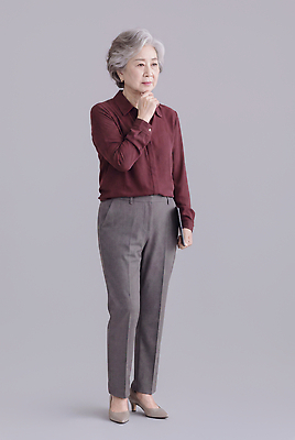JPG 편집이미지 옷 여자 노년 생각 비즈니스 표정 고요 직장인 턱 단정 의료성형뷰티 편집실사 AI인물포토 AI콘텐츠 직업 컨셉 사람 성인 CG 파일형식 AI포토