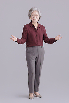 JPG 편집이미지 여자 노년 셔츠 비즈니스 미소 웃음 손짓 직장인 연령 긍정적 의료성형뷰티 편집실사 AI인물포토 AI콘텐츠 직업 감정 상의 모션 표정 사람 성인 CG 파일형식 AI포토 옷