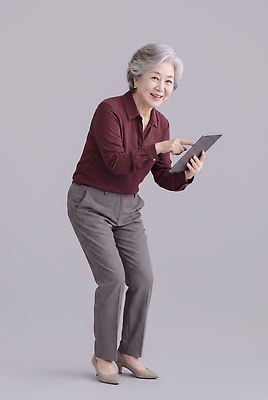 JPG 편집이미지 여자 노년 비즈니스 바지 기술 웃음 태블릿 기쁨 직장인 블라우스 조작 의료성형뷰티 편집실사 AI인물포토 AI콘텐츠 직업 감정 상의 하의 표정 사람 성인 전자제품 스마트기기 CG 파일형식 AI포토 옷