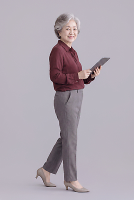 JPG 편집이미지 옷 여자 노년 할머니 비즈니스 기술 실내 미소 태블릿 걷기 스크린 직장인 편안함 소통 의료성형뷰티 편집실사 AI인물포토 AI콘텐츠 직업 컨셉 모션 표정 사람 성인 내부 전자제품 스마트기기 감각 CG 파일형식 AI포토