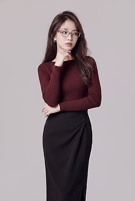 JPG 모델 편집이미지 옷 여자 패션 안경 포즈 생각 스튜디오 치마 집중 의료성형뷰티 스타일 편집실사 AI인물포토 AI콘텐츠 잡화 컨셉 하의 사람 CG 파일형식 AI포토