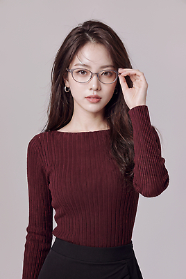 JPG 모델 편집이미지 긴머리 시선 여자 패션 안경 포즈 실내 화장 스웨터 의료성형뷰티 스타일 피부톤 편집실사 AI인물포토 AI콘텐츠 헤어스타일 잡화 상의 사람 내부 뷰티 피부 CG 파일형식 AI포토 옷 신체부위