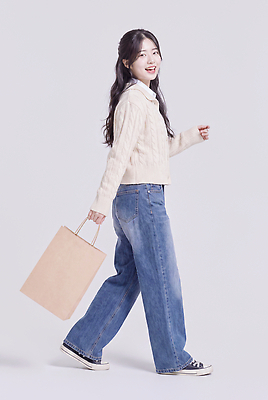 JPG 모델 편집이미지 여자 패션 표정 일상 쇼핑 쇼핑백 걷기 청바지 스웨터 카디건 의료성형뷰티 스타일 편집실사 AI인물포토 AI콘텐츠 상의 가방 바지 모션 사람 라이프 외투 CG 파일형식 AI포토 잡화 옷 하의 생활