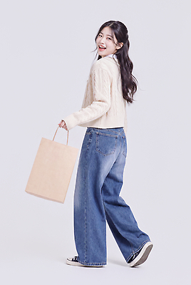 JPG 모델 편집이미지 옷 여자 패션 스튜디오 웃음 일상 쇼핑 쇼핑백 걷기 청바지 카디건 즐거움 의료성형뷰티 스타일 편집실사 AI인물포토 AI콘텐츠 감정 가방 바지 모션 표정 사람 라이프 외투 CG 파일형식 AI포토 잡화 상의 하의 생활