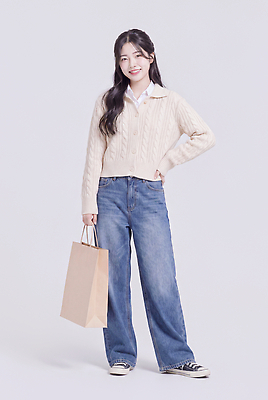 JPG 모델 편집이미지 옷 여자 패션 감정 웃음 캐주얼 쇼핑 쇼핑백 가을 청바지 카디건 니트 의료성형뷰티 스타일 편집실사 AI인물포토 AI콘텐츠 계절 상의 가방 바지 표정 사람 외투 CG 파일형식 AI포토 잡화 하의