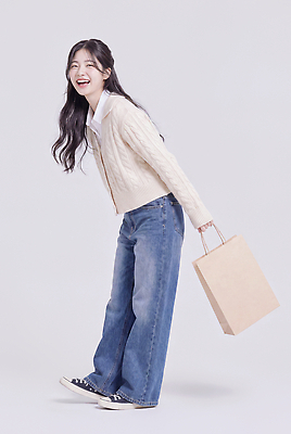 JPG 편집이미지 여자 패션 실내 표정 웃음 취미 일상 쇼핑 쇼핑백 기쁨 청바지 카디건 의료성형뷰티 스타일 편집실사 AI인물포토 AI콘텐츠 감정 가방 바지 사람 내부 라이프 외투 CG 파일형식 AI포토 잡화 상의 하의 생활 옷