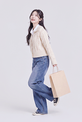 JPG 편집이미지 옷 여자 패션 포즈 웃음 캐주얼 쇼핑 쇼핑백 산책 청바지 카디건 즐거움 의료성형뷰티 스타일 편집실사 AI인물포토 AI콘텐츠 감정 가방 바지 휴식 표정 사람 외투 CG 파일형식 AI포토 잡화 컨셉 상의 하의