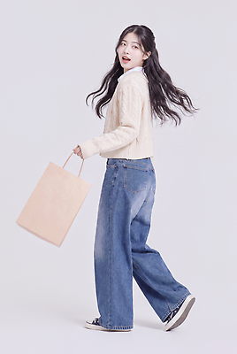 JPG 모델 편집이미지 긴머리 여자 패션 실내 밝음 쇼핑 쇼핑백 걷기 깨끗함 청바지 카디건 의료성형뷰티 스타일 편집실사 AI인물포토 AI콘텐츠 헤어스타일 컨셉 가방 바지 모션 사람 내부 외투 CG 파일형식 AI포토 잡화 상의 하의 옷