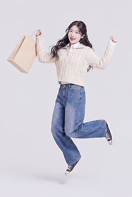 JPG 편집이미지 옷 여자 패션 표정 쇼핑 쇼핑백 점프 기쁨 자유 청바지 카디건 즐거움 의료성형뷰티 스타일 편집실사 AI인물포토 AI콘텐츠 감정 컨셉 가방 바지 모션 사람 외투 CG 파일형식 AI포토 잡화 상의 하의
