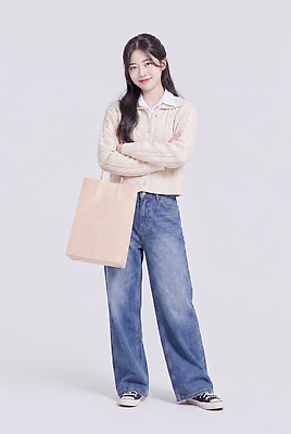 JPG 편집이미지 옷 여자 패션 스튜디오 웃음 쇼핑 쇼핑백 청바지 편안함 스웨터 카디건 의료성형뷰티 편집실사 AI인물포토 AI콘텐츠 상의 가방 바지 표정 사람 외투 감각 CG 파일형식 AI포토 잡화 하의