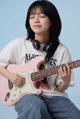 JPG 편집이미지 옷 여자 음악 연주 헤드폰 기타 일렉기타 집중 즐거움 의료성형뷰티 편집실사 AI인물포토 AI콘텐츠 감정 음향기기 컨셉 현악기 문화예술 사람 CG 파일형식 AI포토 악기 전자제품