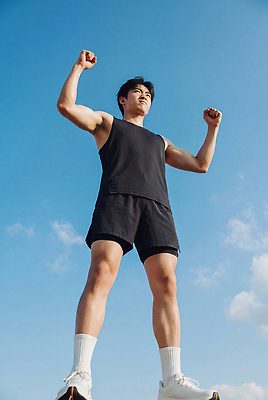 JPG 구름 편집이미지 남자 행복 스포츠 포즈 운동화 하늘 바람 건강 운동복 운동 햇빛 기쁨 팔 근력 러닝 의료성형뷰티 편집실사 AI인물포토 AI콘텐츠 자연요소 옷 감정 신발 날씨 사람 신체부위 빛 CG 파일형식 AI포토