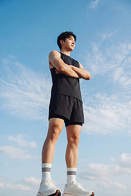 JPG 구름 편집이미지 남자 스포츠 포즈 운동화 생각 하늘 건강 야외 운동복 운동 팔짱 러닝 의료성형뷰티 편집실사 AI인물포토 AI콘텐츠 자연요소 옷 신발 모션 사람 CG 파일형식 AI포토