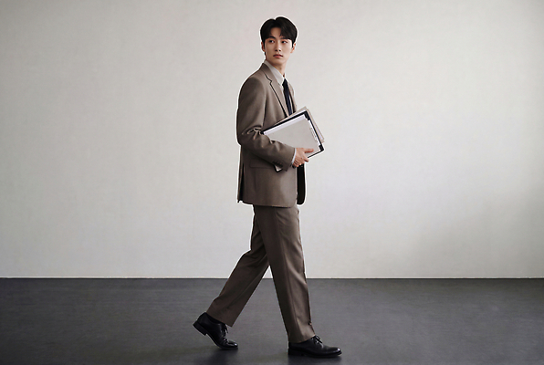 JPG 편집이미지 남자 이동 비즈니스 정장 사무실 걷기 비즈니스맨 문서 의료성형뷰티 편집실사 AI인물포토 AI콘텐츠 옷 컨셉 모션 사람 직장인 CG 파일형식 AI포토 직업