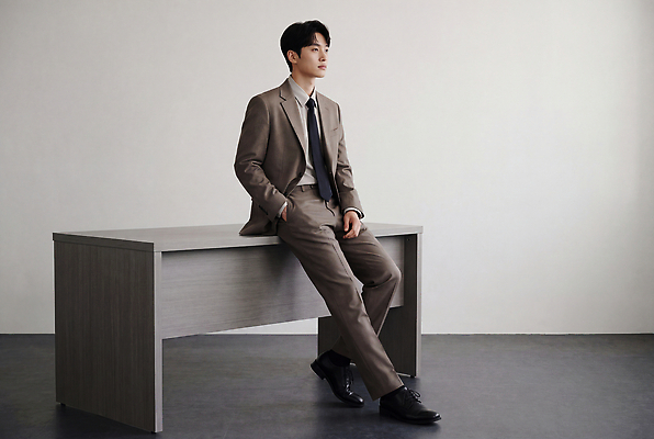 JPG 편집이미지 옷 패션 남자 포즈 생각 넥타이 표정 사람 정장 비즈니스맨 책상 준비 의료성형뷰티 스타일 편집실사 AI인물포토 AI콘텐츠 잡화 가구 비즈니스 직장인 CG 파일형식 AI포토 직업 생활용품 오브젝트