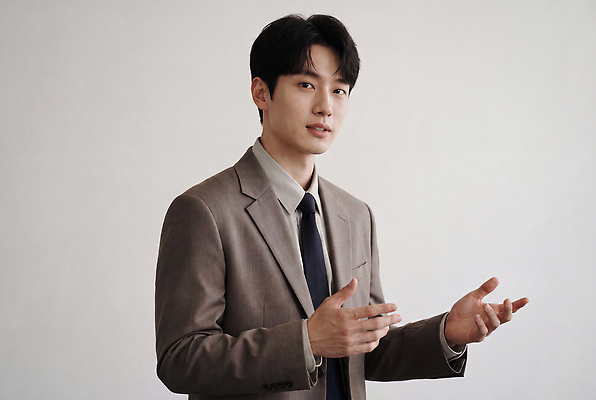 JPG 편집이미지 손 남자 포즈 이야기 설명 정장 비즈니스맨 발표 의료성형뷰티 편집실사 AI인물포토 AI콘텐츠 옷 비즈니스 모션 사람 신체부위 직장인 CG 파일형식 AI포토 직업