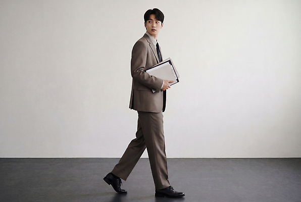JPG 편집이미지 남자 비즈니스 사람 정장 걷기 업무 작업 비즈니스맨 문서 의료성형뷰티 스타일 편집실사 AI인물포토 AI콘텐츠 옷 모션 직장인 CG 파일형식 AI포토 직업