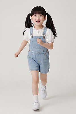 JPG 편집이미지 여자 패션 어린이 운동화 표정 웃음 달리기 귀여움 멜빵바지 즐거움 블라우스 놀기 오버롤 의료성형뷰티 편집실사 AI인물포토 AI콘텐츠 감정 신발 컨셉 상의 바지 모션 사람 멜빵 CG 파일형식 AI포토 잡화 옷 하의