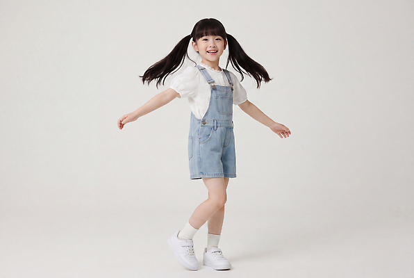 JPG 편집이미지 여자 패션 행복 어린이 포즈 운동화 티셔츠 놀이 웃음 소녀 청바지 멜빵바지 즐거움 의료성형뷰티 편집실사 AI인물포토 AI콘텐츠 감정 신발 셔츠 바지 표정 사람 멜빵 CG 파일형식 AI포토 잡화 상의 하의 옷