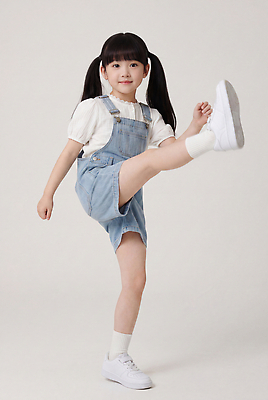 JPG 편집이미지 여자 어린이 포즈 운동화 발 표정 킥 멜빵바지 즐거움 의료성형뷰티 편집실사 AI인물포토 AI콘텐츠 감정 신발 바지 모션 사람 신체부위 멜빵 CG 파일형식 AI포토 잡화 하의 옷