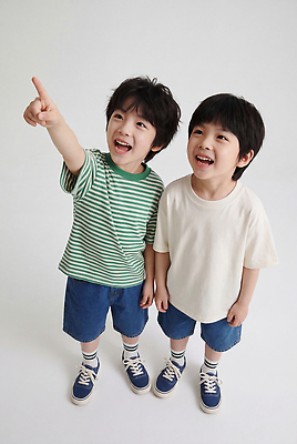 JPG 편집이미지 남자 어린이 포즈 장난 놀이 웃음 친구 반팔티셔츠 청바지 가리킴 즐거움 의료성형뷰티 편집실사 AI인물포토 AI콘텐츠 감정 티셔츠 바지 관계 표정 사람 손짓 CG 파일형식 AI포토 셔츠 모션 하의 옷 상의