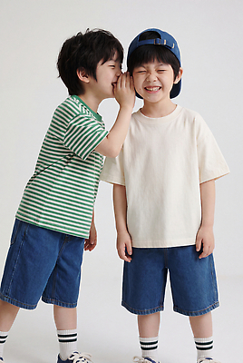 JPG 편집이미지 모자 남자 어린이 티셔츠 놀이 대화 웃음 친구 줄무늬 청바지 귓속말 의료성형뷰티 편집실사 AI인물포토 AI콘텐츠 잡화 셔츠 무늬 바지 관계 표정 말하기 사람 CG 파일형식 AI포토 상의 모션 하의 옷
