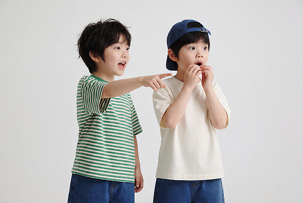 JPG 편집이미지 옷 남자 어린이 함께함 표정 대화 소년 친구 가리킴 즐거움 놀기 의료성형뷰티 편집실사 AI인물포토 AI콘텐츠 감정 컨셉 관계 모션 말하기 사람 손짓 CG 파일형식 AI포토