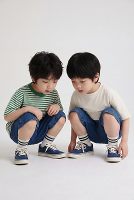 JPG 편집이미지 패션 남자 어린이 신발 놀이 함께함 대화 웃음 소년 친구 의료성형뷰티 편집실사 AI인물포토 AI콘텐츠 컨셉 관계 표정 말하기 사람 CG 파일형식 AI포토 모션