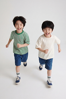 JPG 편집이미지 남자 어린이 운동화 티셔츠 놀이 웃음 친구 달리기 줄무늬 청바지 즐거움 의료성형뷰티 편집실사 AI인물포토 AI콘텐츠 감정 신발 셔츠 무늬 바지 관계 모션 표정 사람 CG 파일형식 AI포토 상의 하의 옷
