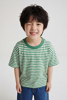 JPG 편집이미지 패션 남자 행복 어린이 티셔츠 표정 윙크 웃음 소년 줄무늬 의료성형뷰티 스타일 편집실사 AI인물포토 AI콘텐츠 감정 셔츠 무늬 사람 CG 파일형식 AI포토 상의 옷