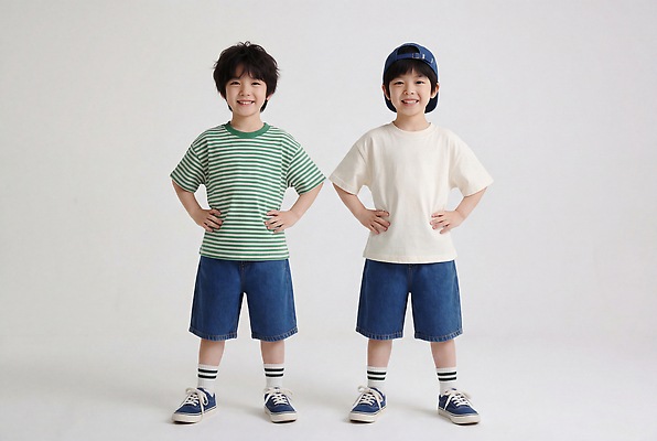 JPG 편집이미지 패션 남자 어린이 허리손 반바지 웃음 소년 캐주얼 친구 운동복 줄무늬 의료성형뷰티 스타일 편집실사 AI인물포토 AI콘텐츠 옷 포즈 무늬 바지 관계 표정 사람 CG 파일형식 AI포토 하의