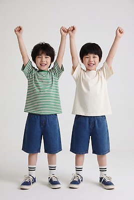 JPG 편집이미지 패션 남자 어린이 티셔츠 반바지 함께함 웃음 친구 손들기 기쁨 반팔티셔츠 의료성형뷰티 스타일 편집실사 AI인물포토 AI콘텐츠 감정 컨셉 셔츠 바지 관계 모션 표정 사람 CG 파일형식 AI포토 상의 하의 옷