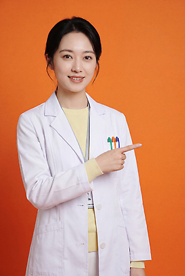 JPG 편집이미지 옷 여자 포즈 의학 건강 병원 치료 믿음 진료 의사 가리킴 의사가운 전문직 의료성형뷰티 편집실사 AI인물포토 AI콘텐츠 직업 감정 사람 손짓 의료진 가운 CG 파일형식 AI포토 모션