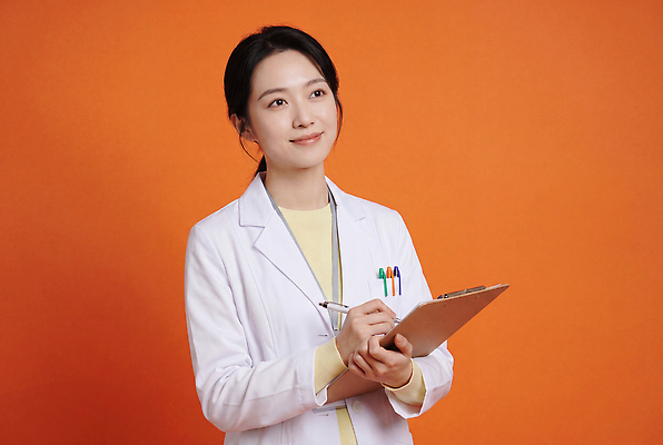 JPG 편집이미지 직업 옷 여자 생각 의학 진료 의사 관찰 기록 의사가운 작업 집중 서류판 전문 의료성형뷰티 편집실사 AI인물포토 AI콘텐츠 컨셉 모션 사람 사무용품 의료진 가운 CG 파일형식 AI포토 문구용품 오브젝트