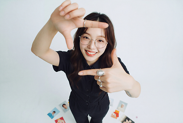 JPG 편집이미지 손 옷 여자 장신구 표정 웃음 작업 의료성형뷰티 크리에이터 편집실사 AI인물포토 AI콘텐츠 직업 사람 신체부위 CG 파일형식 1인미디어 AI포토 방송
