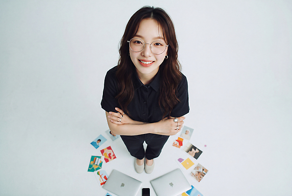 JPG 편집이미지 여자 포즈 직장 웃음 사람 노트북 작업 창의성 의료성형뷰티 크리에이터 편집실사 AI인물포토 AI콘텐츠 직업 회사 표정 전자제품 CG 파일형식 1인미디어 AI포토 비즈니스 방송