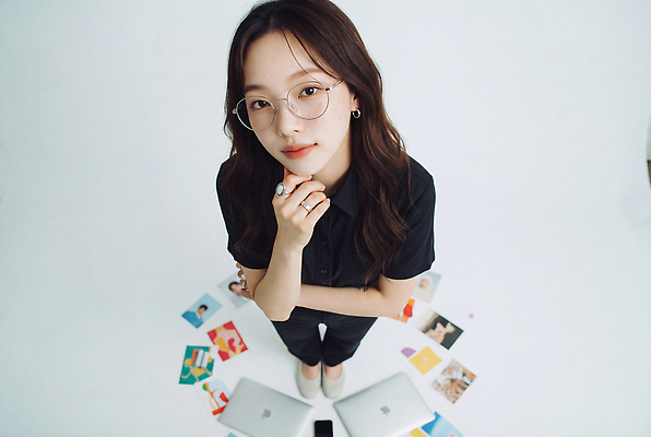 JPG 모델 편집이미지 여자 패션 생각 노트북 작업 창의성 의료성형뷰티 스타일 크리에이터 편집실사 AI인물포토 AI콘텐츠 직업 사람 전자제품 CG 파일형식 1인미디어 AI포토 방송