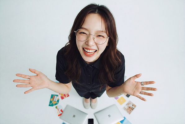 JPG 편집이미지 손 여자 행복 웃음 사람 캐주얼 노트북 자료 의료성형뷰티 크리에이터 편집실사 AI인물포토 AI콘텐츠 직업 옷 감정 표정 신체부위 전자제품 CG 파일형식 1인미디어 AI포토 방송