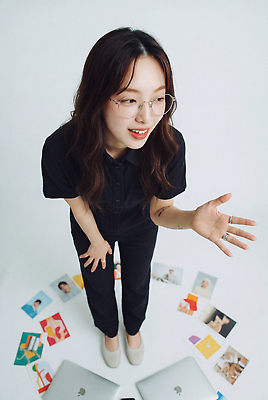 JPG 편집이미지 여자 예술 포즈 잔 사람 소통 의료성형뷰티 크리에이터 편집실사 AI인물포토 AI콘텐츠 직업 식기 컨셉 CG 파일형식 1인미디어 AI포토 방송