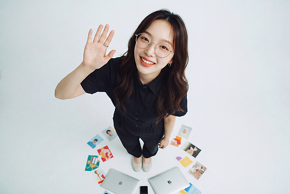 JPG 편집이미지 직업 손 여자 웃음 사람 노트북 작업 창의성 의료성형뷰티 크리에이터 편집실사 AI인물포토 AI콘텐츠 표정 신체부위 전자제품 CG 파일형식 1인미디어 AI포토 방송