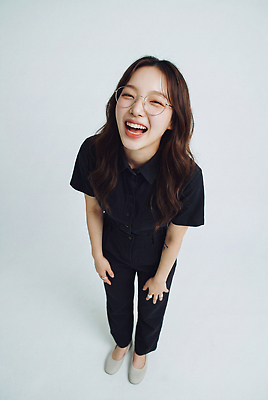 JPG 편집이미지 여자 행복 포즈 표정 미소 웃음 캐주얼 즐거움 의료성형뷰티 크리에이터 편집실사 AI인물포토 AI콘텐츠 직업 옷 감정 사람 CG 파일형식 1인미디어 AI포토 방송